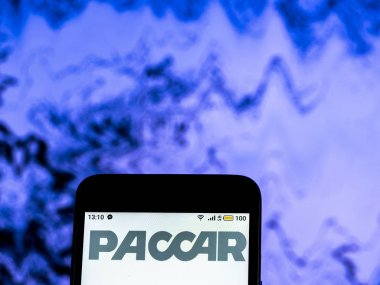 Kiev, Ukrayna - 18 Aralık 2018: Paccar üretim şirket logosu akıllı telefon görüntülenen gördüm