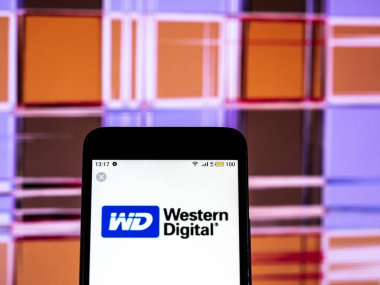 Kiev, Ukrayna - 18 Aralık 2018: Western Digital bilgisayar şirket logosu akıllı telefon görüntülenen gördüm