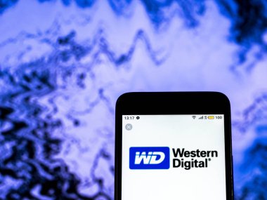 Kiev, Ukrayna - 18 Aralık 2018: Western Digital bilgisayar şirket logosu akıllı telefon görüntülenen gördüm