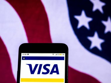 Kiev, Ukrayna - 18 Aralık 2018: Vize finansal hizmetler şirket logosu akıllı telefon görüntülenen gördüm