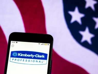 Kiev, Ukrayna - 18 Aralık 2018: Kimberly-Clark Corporation logo akıllı telefon görüntülenen gördüm