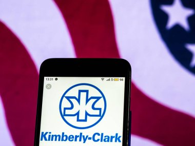 Kiev, Ukrayna - 18 Aralık 2018: Kimberly-Clark Corporation logo akıllı telefon görüntülenen gördüm