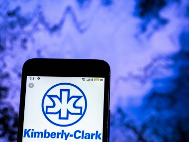 Kiev, Ukrayna - 18 Aralık 2018: Kimberly-Clark Corporation logo akıllı telefon görüntülenen gördüm