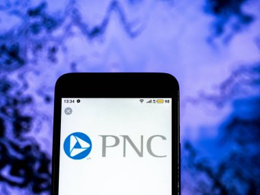 Kiev, Ukrayna - 18 Aralık 2018: Pnc Finansal Hizmetleri banka holding şirket logosu akıllı telefon görüntülenen gördüm