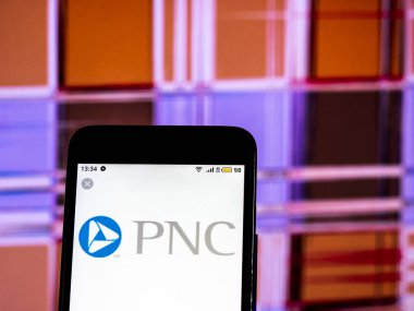 Kiev, Ukrayna - 18 Aralık 2018: Pnc Finansal Hizmetleri banka holding şirket logosu akıllı telefon görüntülenen gördüm