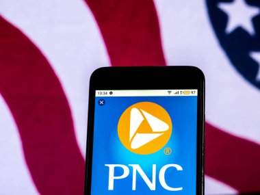 Kiev, Ukrayna - 18 Aralık 2018: Pnc Finansal Hizmetleri banka holding şirket logosu akıllı telefon görüntülenen gördüm