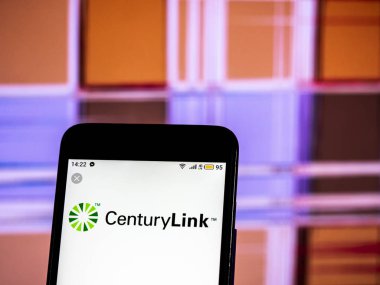 Kiev, Ukrayna - 18 Aralık 2018: Centurylink telekomünikasyon şirket logosu akıllı telefon görüntülenen gördüm