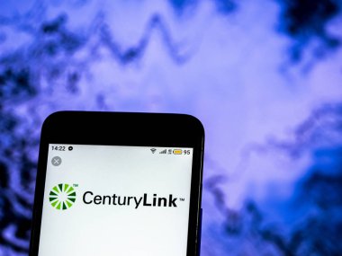 Kiev, Ukrayna - 18 Aralık 2018: Centurylink telekomünikasyon şirket logosu akıllı telefon görüntülenen gördüm