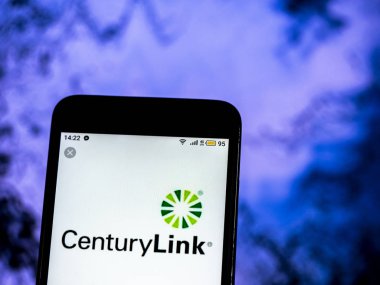 Kiev, Ukrayna - 18 Aralık 2018: Centurylink telekomünikasyon şirket logosu akıllı telefon görüntülenen gördüm
