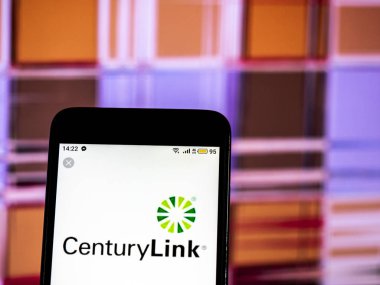 Kiev, Ukrayna - 18 Aralık 2018: Centurylink telekomünikasyon şirket logosu akıllı telefon görüntülenen gördüm
