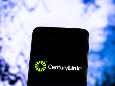 Kiev, Ukrayna - 18 Aralık 2018: Centurylink telekomünikasyon şirket logosu akıllı telefon görüntülenen gördüm
