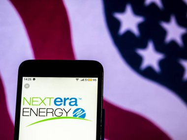 Kiev, Ukrayna - 18 Aralık 2018: Nextera enerji elektrik hizmetleri şirket logosu akıllı telefon görüntülenen gördüm