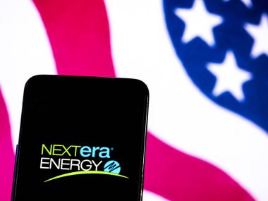 Kiev, Ukrayna - 18 Aralık 2018: Nextera enerji elektrik hizmetleri şirket logosu akıllı telefon görüntülenen gördüm