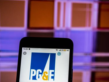 Kiev, Ukrayna - 18 Aralık 2018: Pasifik Gaz ve elektrik şirketi doğal gaz şirket logosu akıllı telefon görüntülenen gördüm