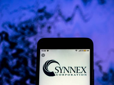 Kiev, Ukrayna - 18 Aralık 2018: Synnex tedarik zinciri şirket logosu akıllı telefon görüntülenen gördüm