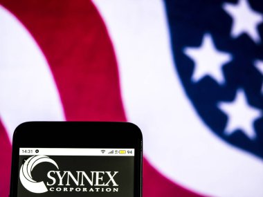 Kiev, Ukrayna - 18 Aralık 2018: Synnex tedarik zinciri şirket logosu akıllı telefon görüntülenen gördüm