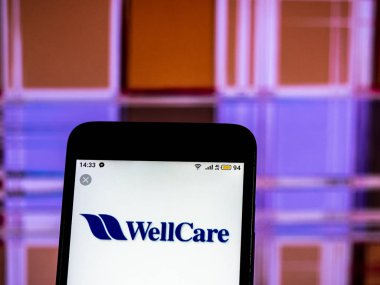 Kiev, Ukrayna - 18 Aralık 2018: Wellcare sağlık bakım şirket logosu akıllı telefon görüntülenen gördüm