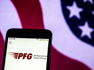Kiev, Ukrayna - 18 Aralık 2018: Performans gıda grup şirket logosu akıllı telefon görüntülenen gördüm