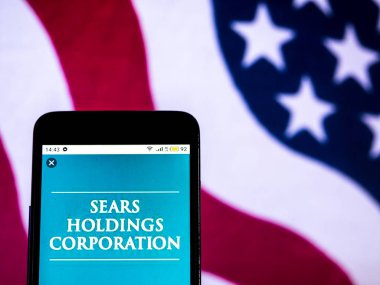 Kiev, Ukrayna - 18 Aralık 2018: Sears Holdings perakende şirket logosu akıllı telefon görüntülenen gördüm