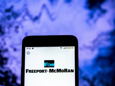 Kiev, Ukrayna - 18 Aralık 2018: Freeport Mcmoran madenciliği şirket logosu akıllı telefon görüntülenen gördüm
