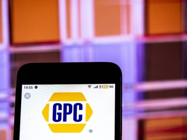 Kiev, Ukrayna - 18 Aralık 2018: Orijinal parçaları şirket logosu akıllı telefon görüntülenen gördüm