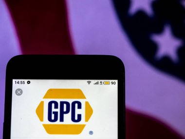 Kiev, Ukrayna - 18 Aralık 2018: Orijinal parçaları şirket logosu akıllı telefon görüntülenen gördüm