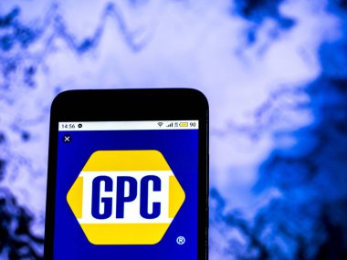 Kiev, Ukrayna - 18 Aralık 2018: Orijinal parçaları şirket logosu akıllı telefon görüntülenen gördüm
