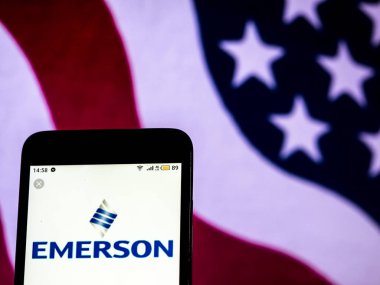 Kiev, Ukrayna - 18 Aralık 2018: Emerson elektrik üretim şirket logosu akıllı telefon görüntülenen gördüm