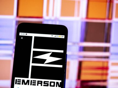 Kiev, Ukrayna - 18 Aralık 2018: Emerson elektrik üretim şirket logosu akıllı telefon görüntülenen gördüm
