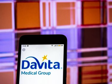 Kiev, Ukrayna - 18 Aralık 2018: Davita sağlık şirket logosu akıllı telefon görüntülenen gördüm