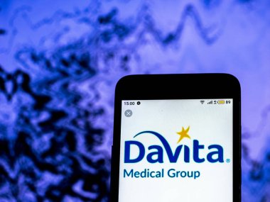 Kiev, Ukrayna - 18 Aralık 2018: Davita sağlık şirket logosu akıllı telefon görüntülenen gördüm