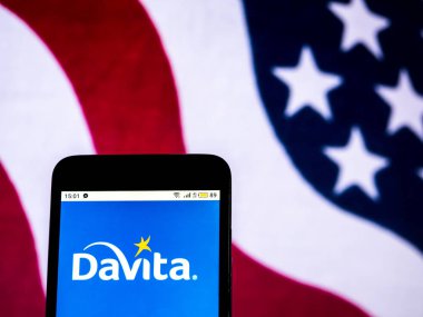 Kiev, Ukrayna - 18 Aralık 2018: Davita sağlık şirket logosu akıllı telefon görüntülenen gördüm