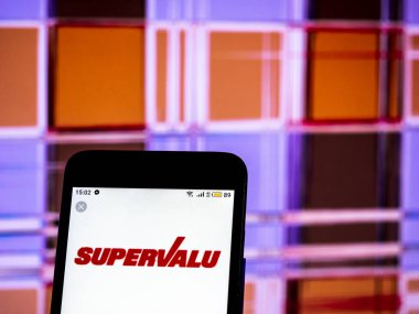 Kiev, Ukrayna - 18 Aralık 2018: Supervalu süpermarket şirket logosu akıllı telefon görüntülenen gördüm