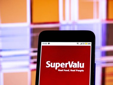 Kiev, Ukrayna - 18 Aralık 2018: Supervalu süpermarket şirket logosu akıllı telefon görüntülenen gördüm