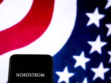 Kiev, Ukrayna - 19 Aralık 2018: Nordstrom mağaza şirket logosu akıllı telefon görüntülenen gördüm