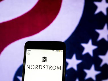 Kiev, Ukrayna - 19 Aralık 2018: Nordstrom mağaza şirket logosu akıllı telefon görüntülenen gördüm