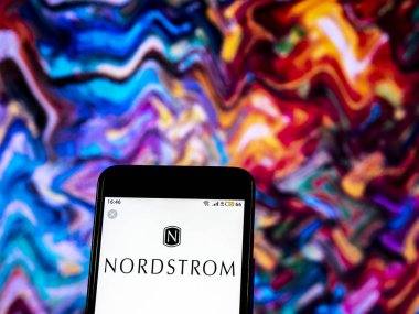 Kiev, Ukrayna - 19 Aralık 2018: Nordstrom mağaza şirket logosu akıllı telefon görüntülenen gördüm