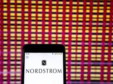 Kiev, Ukrayna - 19 Aralık 2018: Nordstrom mağaza şirket logosu akıllı telefon görüntülenen gördüm