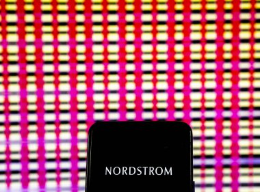 Kiev, Ukrayna - 19 Aralık 2018: Nordstrom mağaza şirket logosu akıllı telefon görüntülenen gördüm