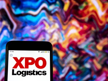 Kiev, Ukrayna - 19 Aralık 2018: Xpo lojistik şirket logosu akıllı telefon görüntülenen gördüm