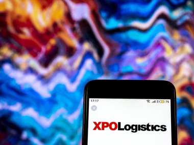Kiev, Ukrayna - 19 Aralık 2018: Xpo lojistik şirket logosu akıllı telefon görüntülenen gördüm