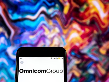 Kiev, Ukrayna - 19 Aralık 2018: Omnicom grup medya şirket logosu akıllı telefon görüntülenen gördüm