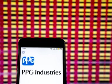 Kiev, Ukrayna - 19 Aralık 2018: Ppg Sanayi şirket logosu akıllı telefon görüntülenen gördüm