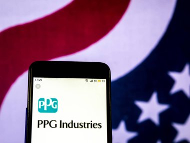 Kiev, Ukrayna - 19 Aralık 2018: Ppg Sanayi şirket logosu akıllı telefon görüntülenen gördüm