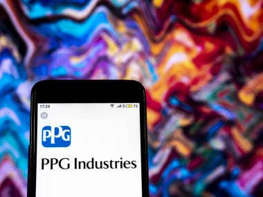 Kiev, Ukrayna - 19 Aralık 2018: Ppg Sanayi şirket logosu akıllı telefon görüntülenen gördüm