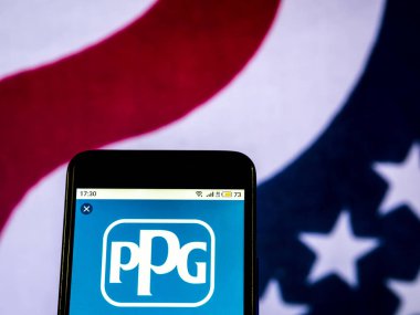 Kiev, Ukrayna - 19 Aralık 2018: Ppg Sanayi şirket logosu akıllı telefon görüntülenen gördüm
