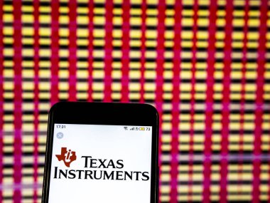 Kiev, Ukrayna - 19 Aralık 2018: Texas Instruments yarı iletken şirket logosu akıllı telefon görüntülenen gördüm