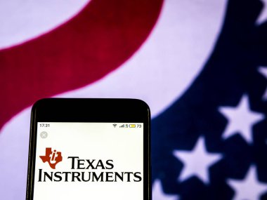 Kiev, Ukrayna - 19 Aralık 2018: Texas Instruments yarı iletken şirket logosu akıllı telefon görüntülenen gördüm