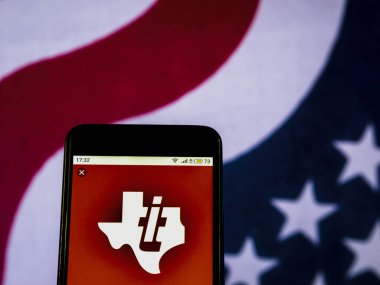 Kiev, Ukrayna - 19 Aralık 2018: Texas Instruments yarı iletken şirket logosu akıllı telefon görüntülenen gördüm