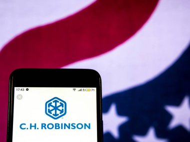 Kiev, Ukrayna - 19 Aralık 2018: C. H. Robinson taşıma şirket logosu akıllı telefon görüntülenen gördüm